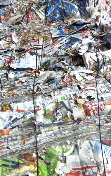 Altpapier, das zu Ballen für weitere Recycling-Vorgänge gepresst wurde. Qualitativ hochwertiges Recyclingpapier wird an Papierfabriken im gesamten Bundesgebiet geliefert und sorgt für nachhaltig produzierte Druckerzeugnisse.