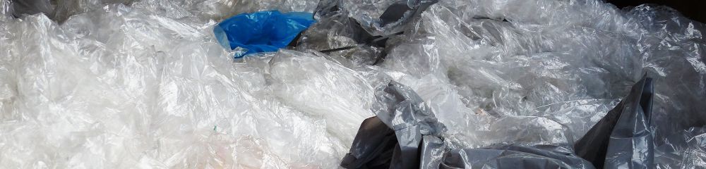 Zerknüllte transparente und farbige Kunststofffolie füllt das Bild aus und leitet das Thema Recycling-Rohstoffe des Entsorgungs- und Recyclingunternehmen in Rhein-Main für Altpapier, Plastik- und Kunststoffverwertung.