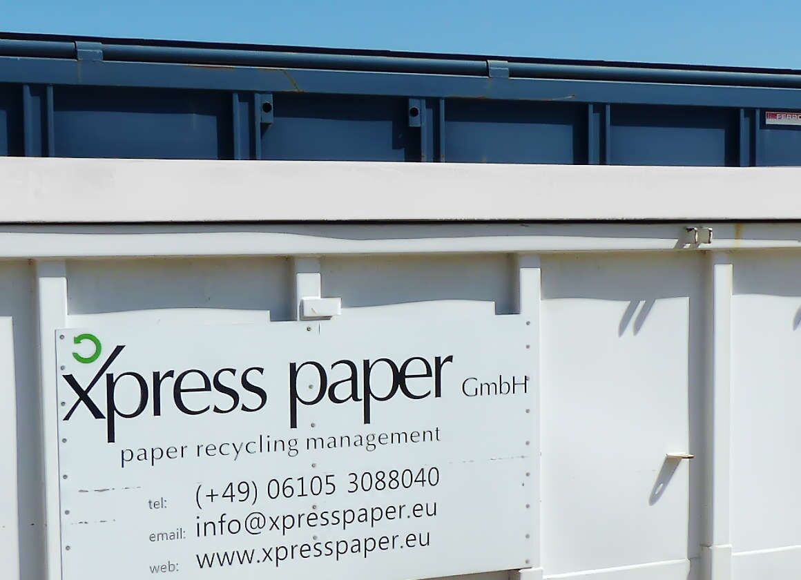 Containerpark für den Containerdienst von Xpress Paper mit unterschiedlichen Containerlösungen für Papierabfälle, Pappeabfälle & Plastikabfälle von 37m³ bis 240‑Liter‑Tonnen Containern. Verschiedene Pressen, Absetzmulden und Abrollcontainer.