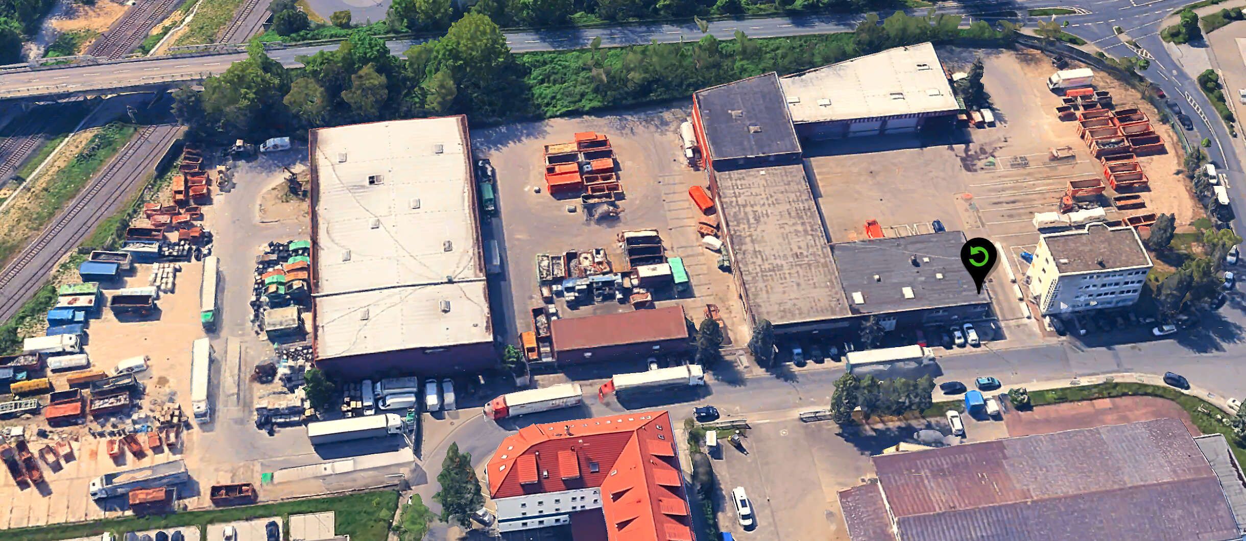 Satelliten-Bild eines Geländes der Xpress Paper GmbH für Altpapier-, Kartonrecycling und Plastikverwertung. Über den Weg erfolgt die Anlieferung, in den Hallen wird sortiert, weiterverarbeitet. Auf dem Gelände für den Handel gelagert. Containerpark.