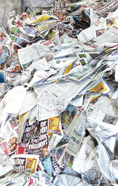 Ein zusammengewürfelter Haufen an Zeitungen verschiedener Verlage. Aus mehreren Sammlungen von Altpapier bei Vereinen und Verbänden. Altpapier oder Kunststoff-Abfälle werden in Entsorgungsbehälter sortiert und abgeholt.