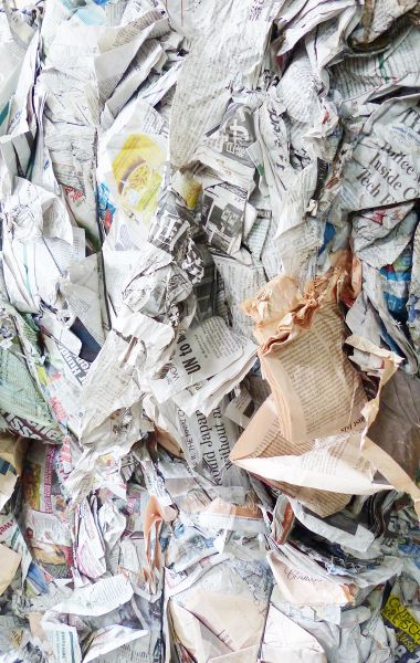Gepresste Papier-Bündel nach einer Altpapier Sammlung bei Verlagen. Altpapierbestände und Restmengen nicht ausgelieferter Zeitungen von Verlagen werden recycelt und sorgen so für nachhaltige Rohstoff-Verwendung.