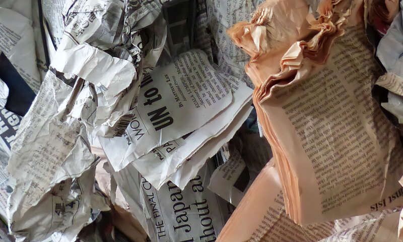 Ein zusammengewürfelter Haufen an Zeitungen verschiedener Verlage. Aus mehreren Sammlungen von Altpapier bei Vereinen oder Verbänden. Altpapier oder Kunststoff-Abfälle werden in Entsorgungsbehälter sortiert und abgeholt.