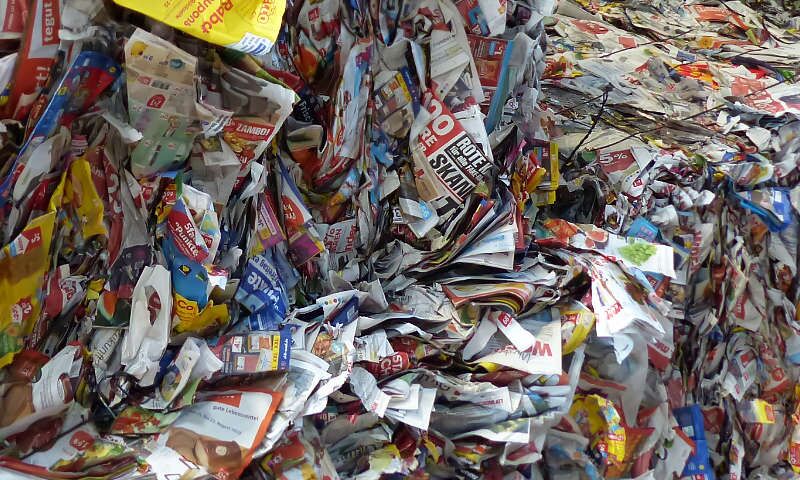 Gepresste Papier-Bündel nach einer Altpapier Sammlung bei Verlagen. Altpapierbestände und Restmengen nicht ausgelieferter Zeitungen von Verlagen werden recycelt und sorgen so für nachhaltige Rohstoff-Verwendung.