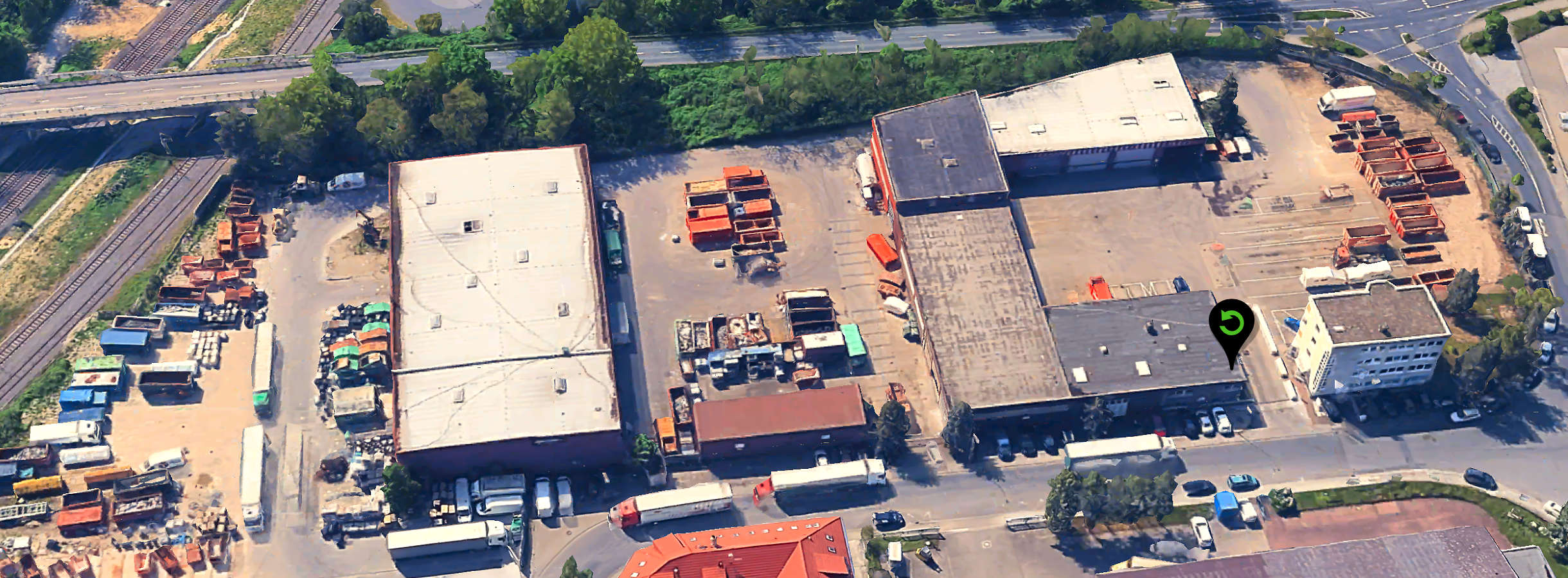 Satelliten-Aufnahme eines umfangreichen Geländes der Xpress Paper GmbH für Altpapier-, Pappe-, Kartonrecycling und Plastik-Recycling, zum Zwecke der Sortierung, Lagerung & Handel. Eine große Menge an Containern für unterschiedliche Sekundärrohstoffe.