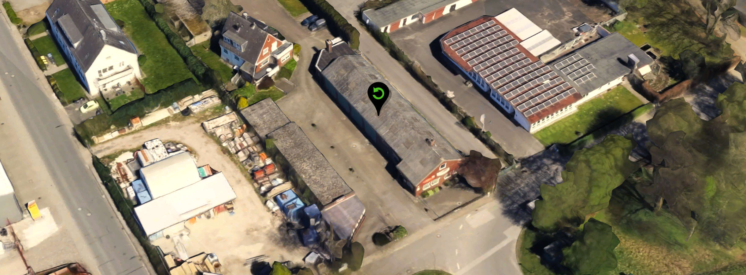 Ziegelsteinerne Recyclinghalle der Xpress Paper GmbH für Altpapier-, Plastik-, Werks-, Elektroschrott- und Kunststoffrohr-Entsorgung im Großraum Hamburg. Firmengelände des Hamburger Entsorgungsbetriebs für Recycling- und Rohstoff-Handel ist ordentlich.